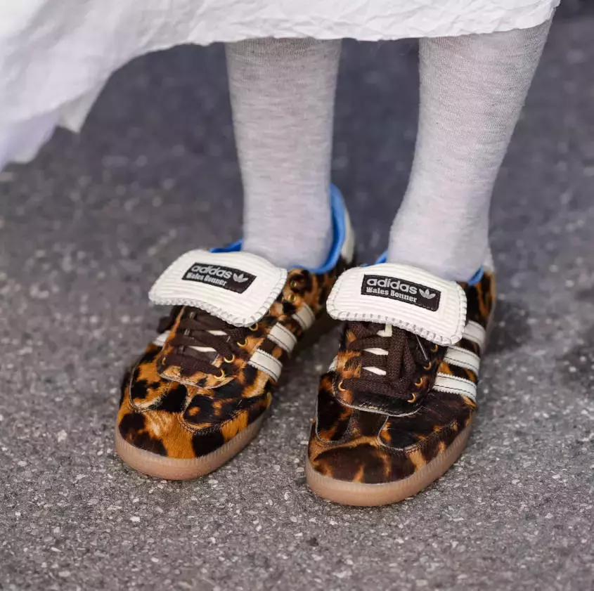 EVO Gym – Portable Home Gym Strength Training Equipment, at Home Gym | All in One Gym – Resistance Bands, Base Holds Gym Bar & Handles for Travel | Portable Gym & Home Exercise Equipment